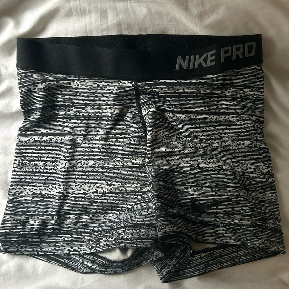 Black and white nike pros